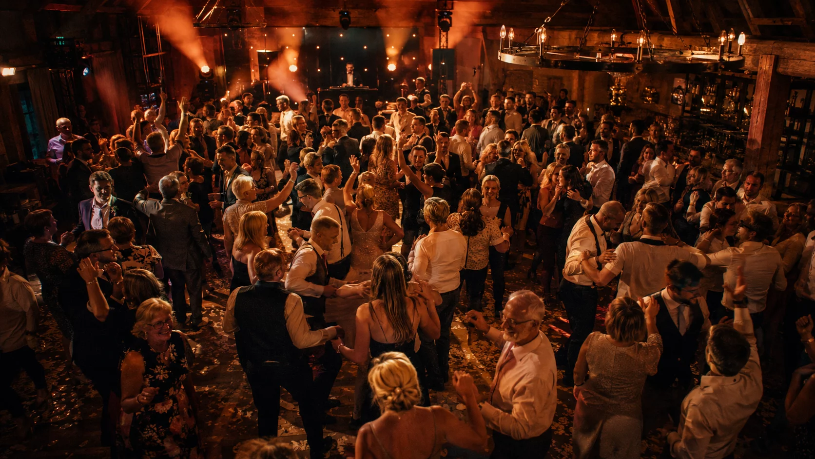 Gäste auf Hochzeits-Tanzfläche, einer schüttelt den Kopf bei einem Songwunsch – München Bayern