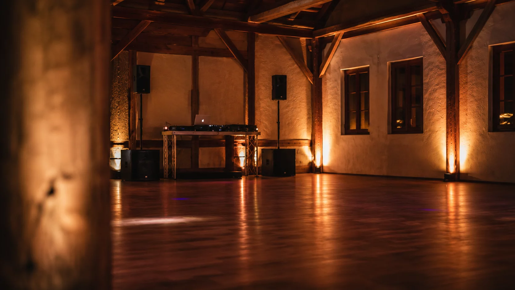 Bayern-Location mit großem Saal, warmes Licht, leere Tanzfläche am Abend