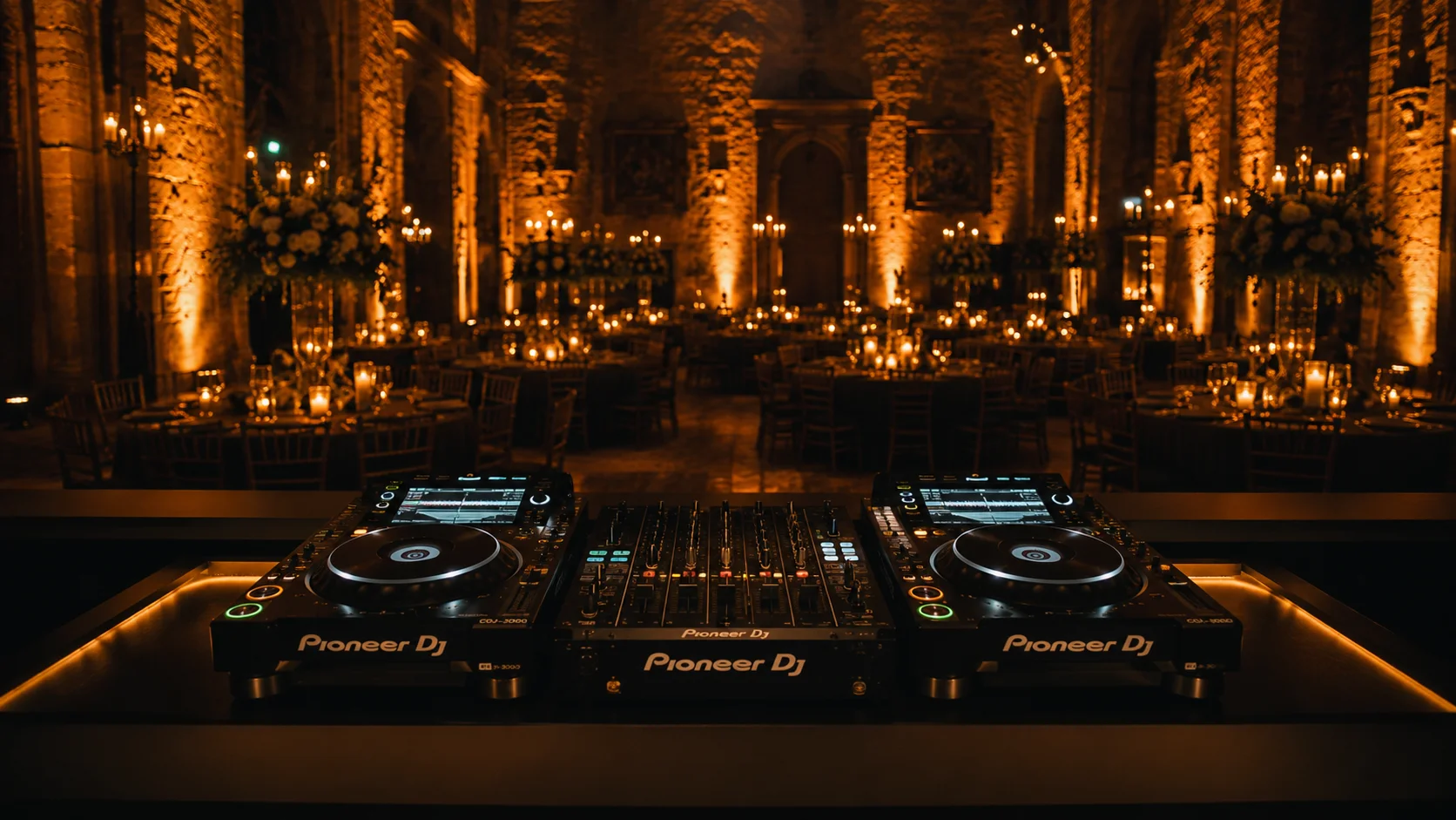 Pioneer-DJ-Setup vor einer Hochzeitslocation mit Kerzenlicht