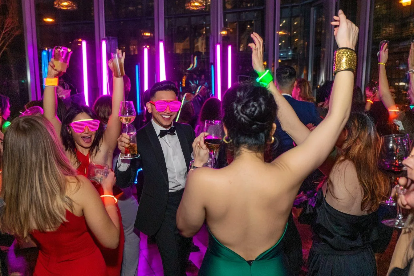 Volle Tanzfläche beim Firmenevent – Gäste feiern in Abendrobe – beats per micha