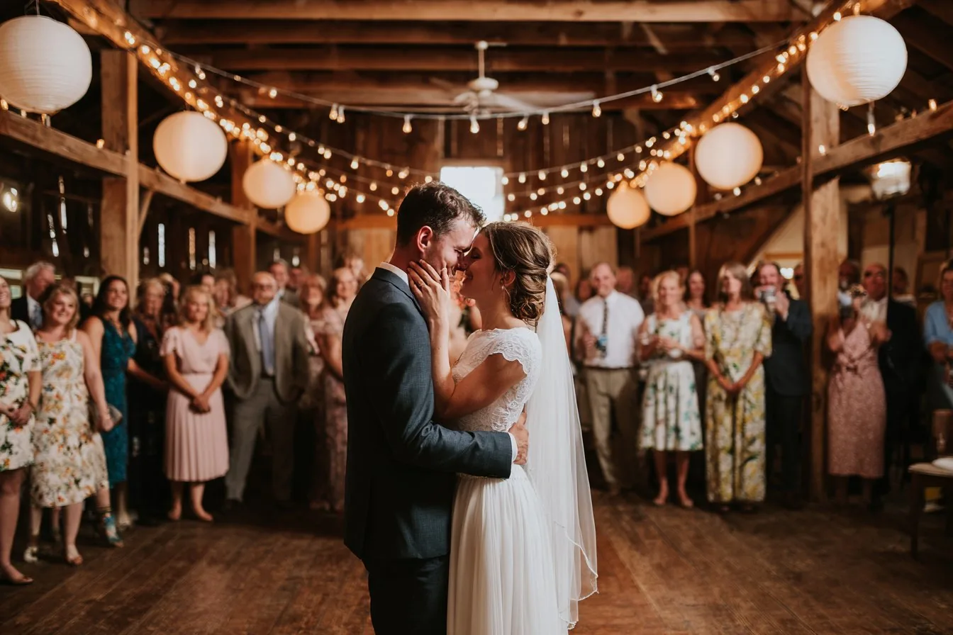 Erster Tanz eines Brautpaares bei einer Hochzeit in Bayern – DJ Micha sorgt für die perfekte Tanzflächen-Atmosphäre