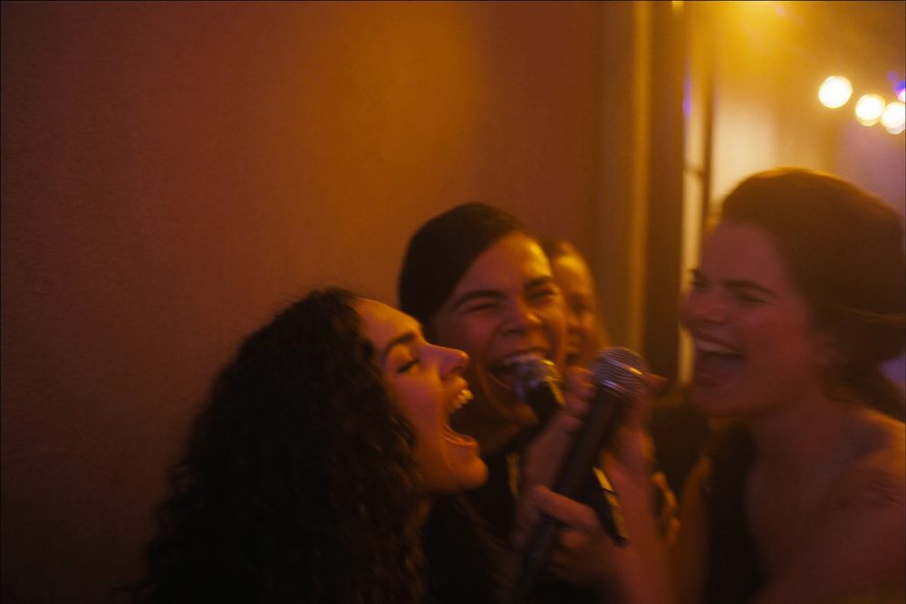 Illustration: Karaoke beim Firmenevent (KI-generiert)