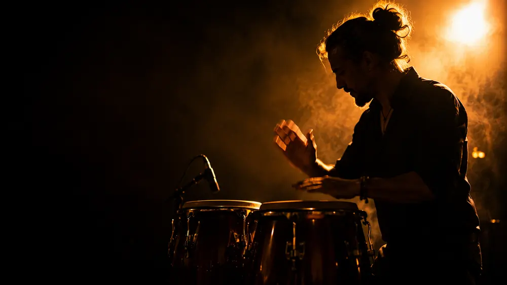 Percussionist an Congas im Gegenlicht