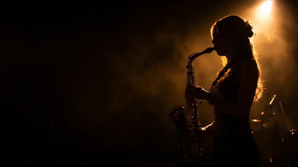Saxophonistin im warmen Gegenlicht